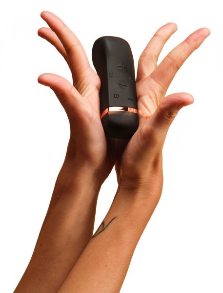 The Oh! Smart Vibrator schwarz – Größenansicht zwischen den Händen