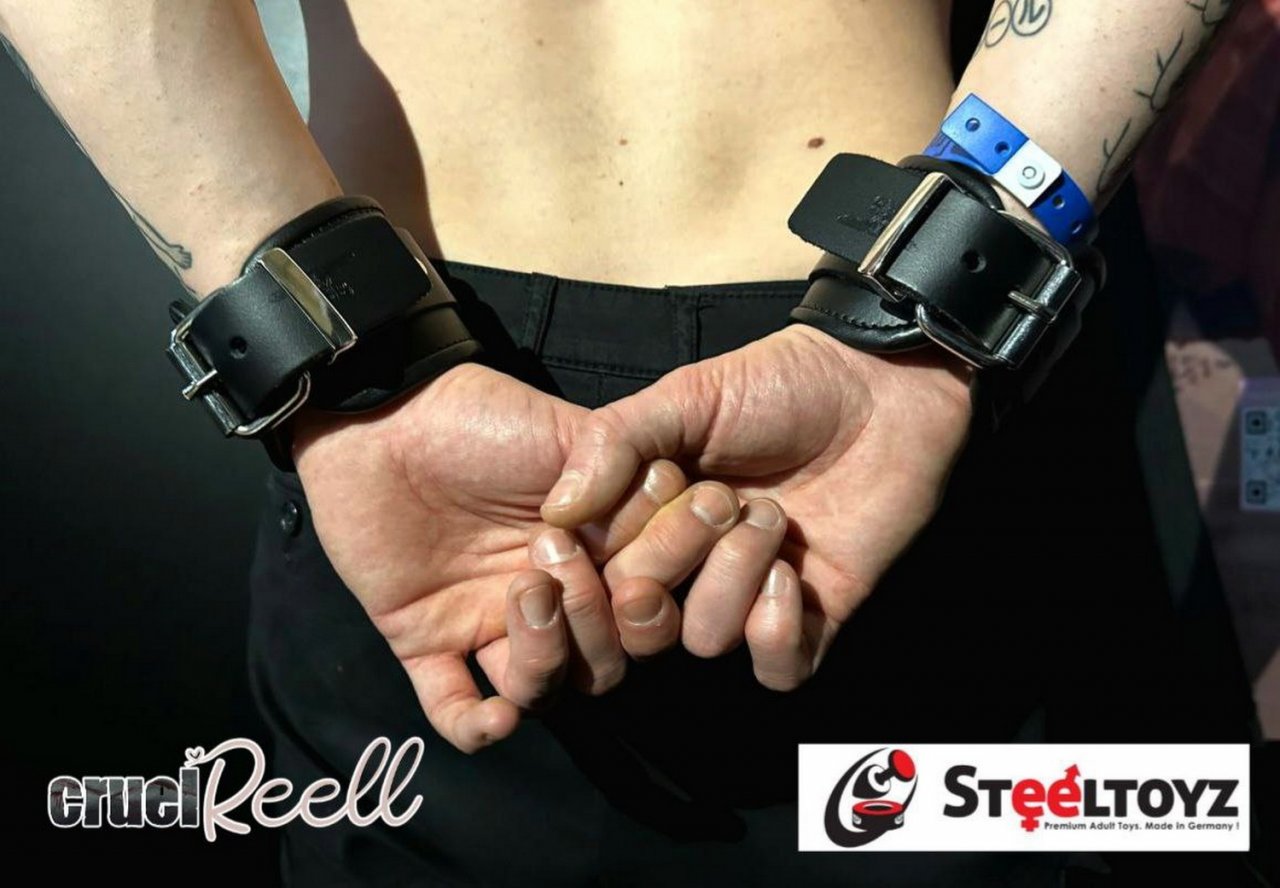 Menottes en cuir de luxe : parfaites pour les débutants en bondage Menottes en cuir de luxe : parfaites pour les débutants en bondage