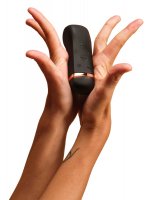 Aperçu: The Oh! Smart Vibrator schwarz – Größenansicht zwischen den Händen